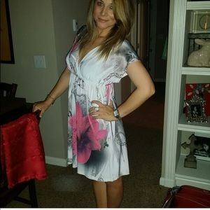 Very flattering loose fit dress.